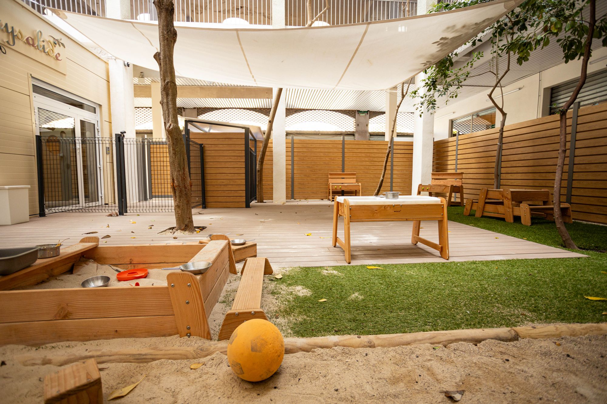 images/espaces-vie/jardin/06-jardin_cocon_chrysalide.jpg